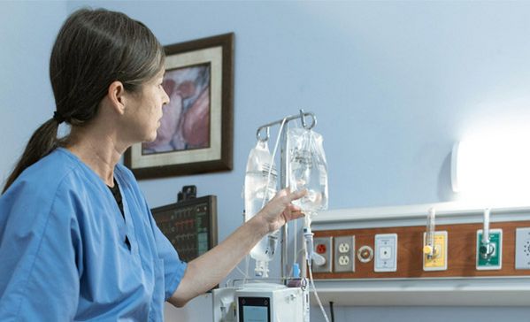 Eine Frau in Arbeitskleidung im Krankenhaus.