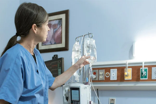 Eine Frau in Arbeitskleidung im Krankenhaus.