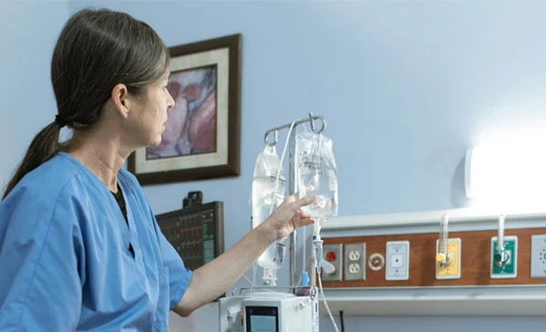 Eine Frau in Arbeitskleidung im Krankenhaus.