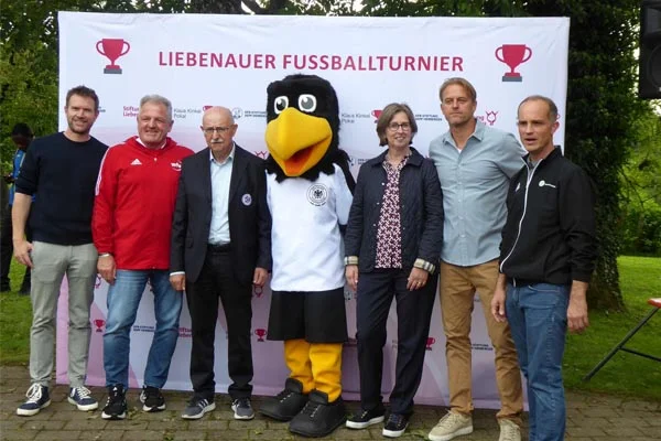 Pokalspiel Maskottchen Paule und andere Besucher und Besucherinnen