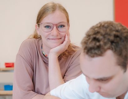 Das Bild zeigt eine Frau und einen Mann an einem Tisch