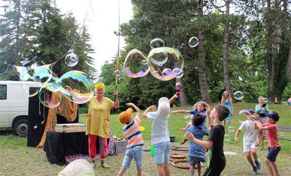 Sommerfest Das Foto zeigt viele Kinder und Seifenblasen.