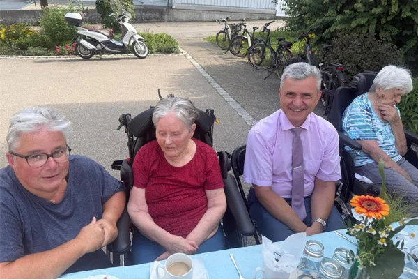 das bild zeigt den bürgermeister und gäste an einem tisch sitzend am sommerfest st. dominikus in bad grönenbach