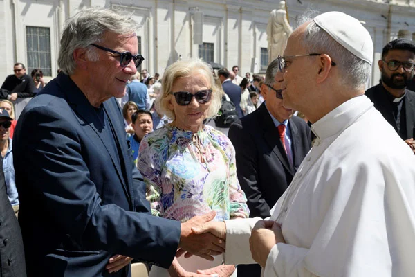 Das Foto zeigt das Ehepaar Senn und den Papst.