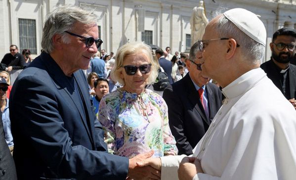 Das Foto zeigt das Ehepaar Senn und den Papst.