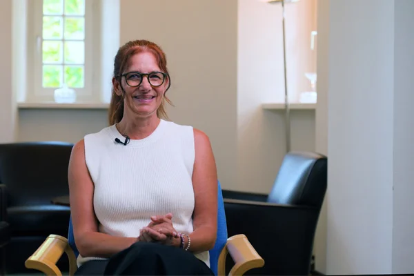 das bild zeigt eine junge frau auf einem stuhl zum thema nachgefragt: elearning