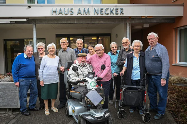 Das Foto zeigt Bewohnerinnen und Bewohner des Seniorenheim Liebenau im Neckertal.