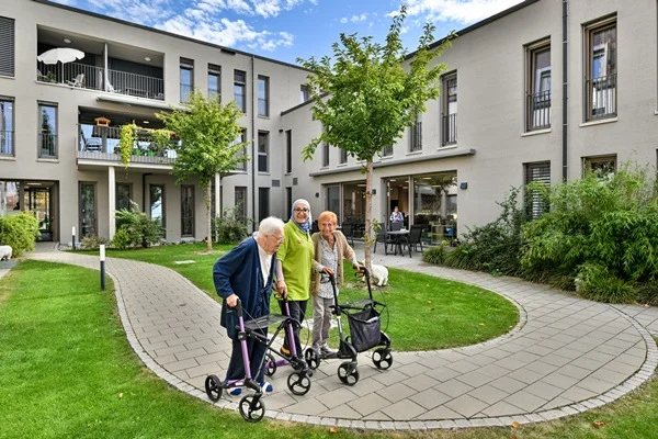 Das Bild zeigt zwei Personen im Garten des OJK