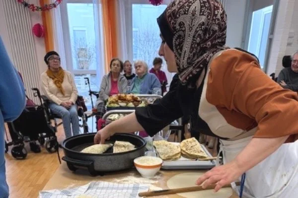 Kulinarische Reise in die Türkei Das Bild zeigt eine Frau bei der Zubereitung eines Gerichtes