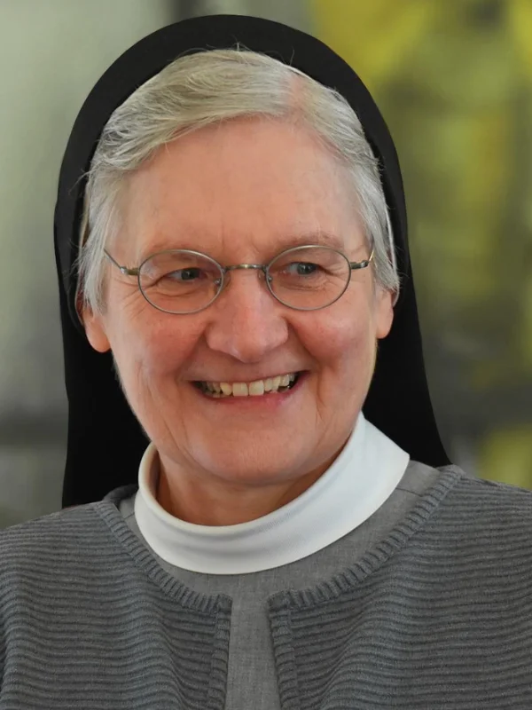 Sr. Birgit Reutemann Das Bild zeigt Sr. Birgit Reutemann die eine Brille anhat und in die Kamera grinst.