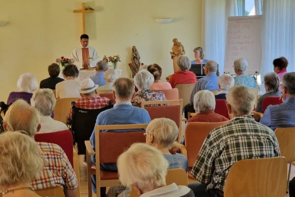 Das Bild zeigt Besucher des Gottesdienstes im Haus St. Dominikus