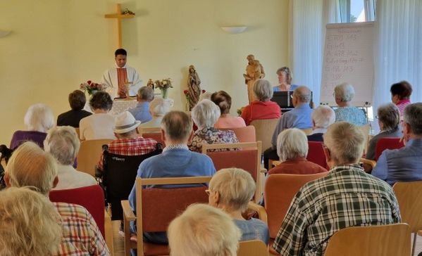 Das Bild zeigt Besucher des Gottesdienstes im Haus St. Dominikus