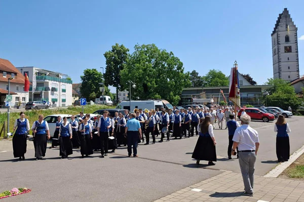 das bild zeigt eine musikkapelle bei fronleichnam st. martin friedrichshafen