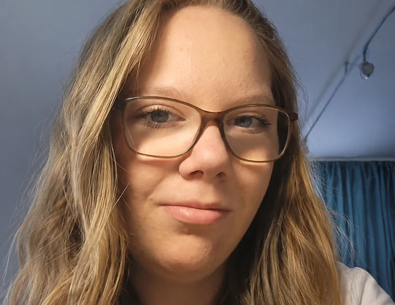 FASD Awareness Day Ein Portraitfoto einer jungen Frau mit Brille.