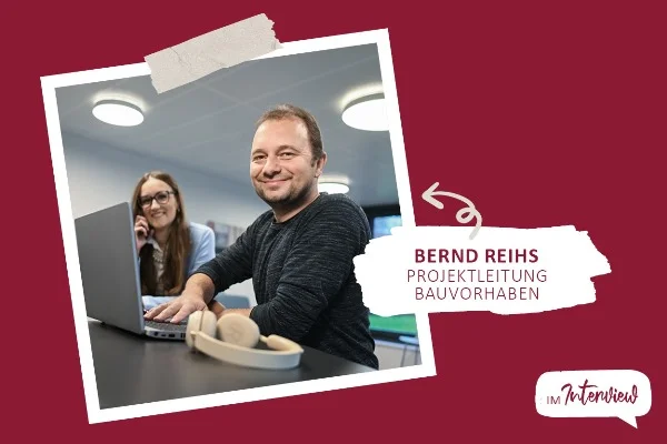 Auf dem Bild ist ein Mann zu sehen, der an einem Laptop arbeitet.