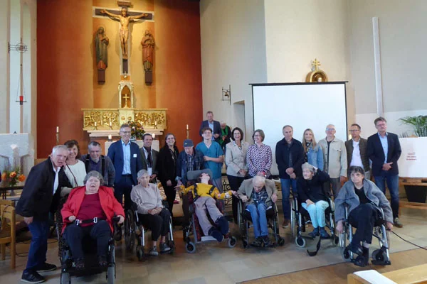 Sommerfest Ein Gruppenfoto in einer Kirche.