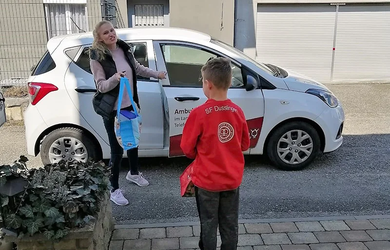 Mitarbeitende von den Ambulanten Diensten holen das Essen bei der Ehrenamtlichen ab. Mitarbeitende von den Ambulanten Diensten holen das Essen bei der Ehrenamtlichen ab.