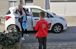 Mitarbeitende von den Ambulanten Diensten holen das Essen bei der Ehrenamtlichen ab. 