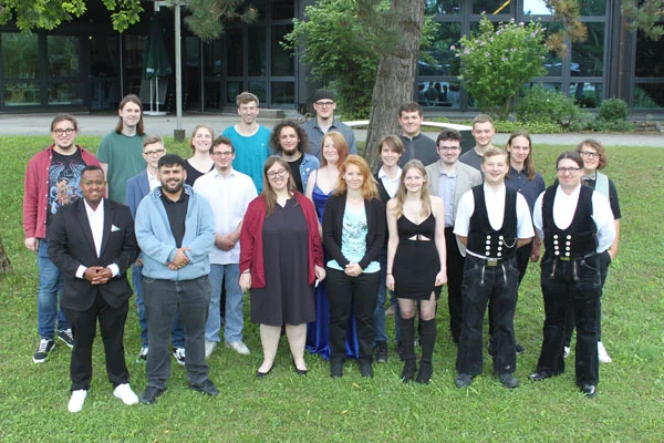 das bild zeigt eine gruppe junger bbw-absolventen