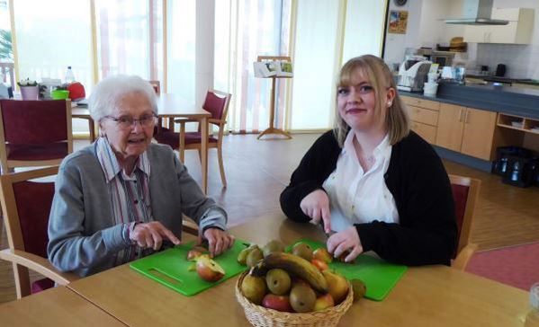 Gemeinsam macht das Kochen Spaß: Hauswirtschaftsleiterin Vanessa Ackrath (re.) beim Obst schnippeln mit Bewohnerin Christa Ahmann.