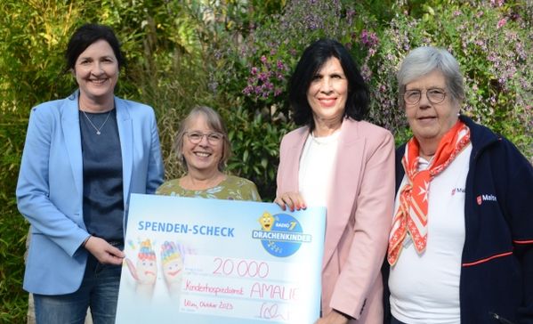 Das Bild zeigt  Heike Lander (AMALIE), Elisabeth Mogg(AMALIE), Ursula Schuhmacher (Radio 7) und Elisabeth Staudenmaier(Malteser Hilfsdienst) bei der Übergabe des Spendenschecks.