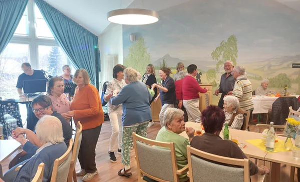 Das Foto zeigt das monatliche Tanzcafé des Netzwerks Demenz.