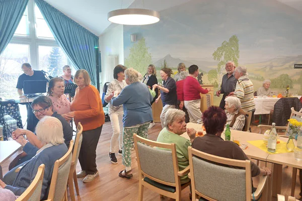Tanzcafé Das Foto zeigt das monatliche Tanzcafé des Netzwerks Demenz.