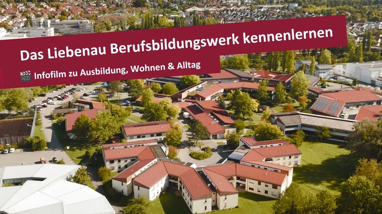 Liebenau Berufsbildungswerk – Infofilm: Das erwartet dich Luftaufnahme des Liebenau Berufsbildungswerks: Campus mit mehreren roten Dächern, Wegen und Bäumen; Textbanner informiert über Infofilm zu Ausbildung, Wohnen und Alltag.