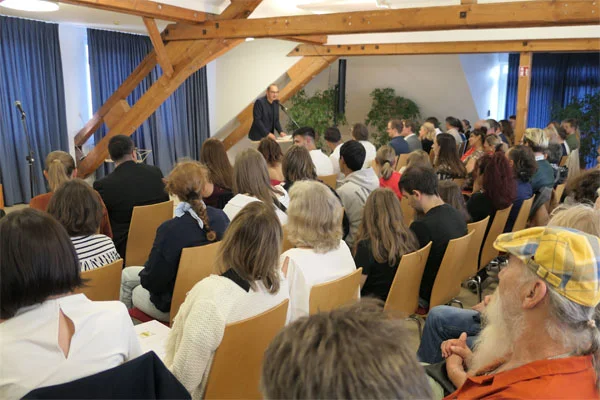 das bild zeigt eine gruppe von menschen, die zu der absolventenfeier 2025 des raz ulm begrüßt werden