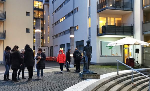 Das Bild zeigt die Mitarbeitenden des Franziskuszentrums auf dem Franziskusplatz