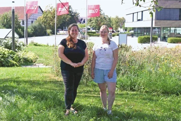 Laura Decker und Franzi Fritz - Der Funke sprang sofort über Das Bild zeigt Laura Decker und Franzi Fritz auf einer Wiese in Liebenau.