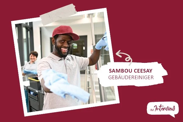 Das Bild zeigt einen mann der in einem Gebäude ein Treppengeländer putzt.
