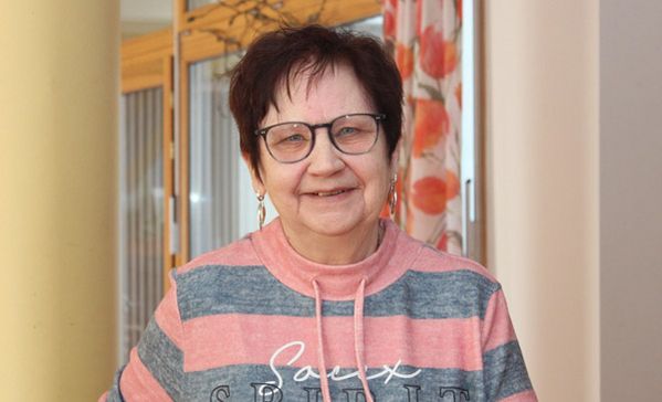 Eine Portraitfoto einer Frau, die lächelt.