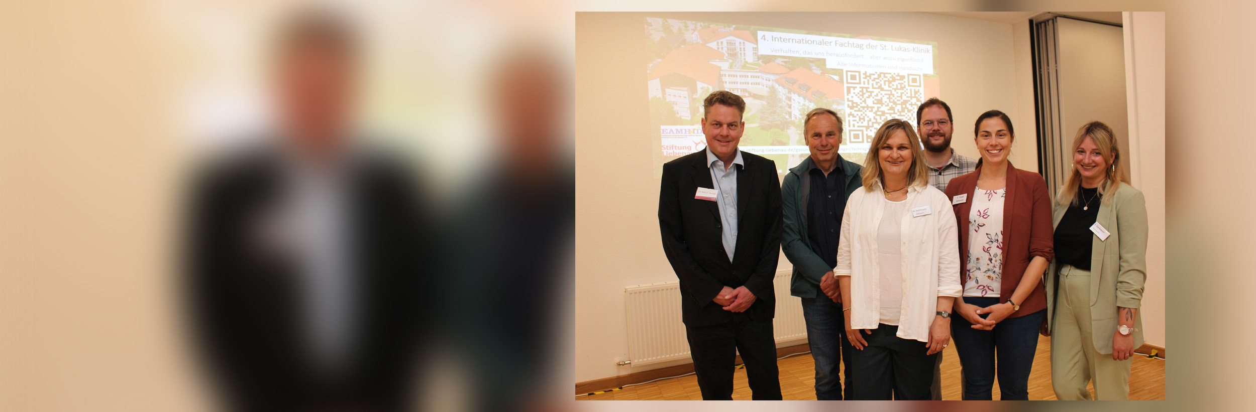 Das Bild zeigt mehrere Personen in einem Raum