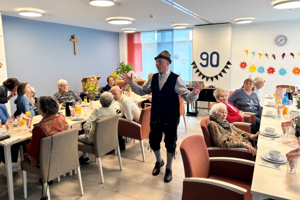Das Bild zeigt Magnus Gehweiler auf seiner Geburtstagsparty mit Gästen
