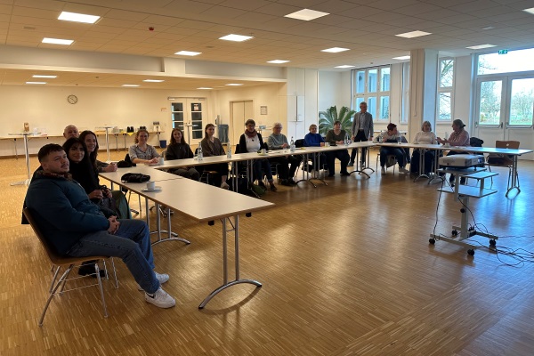 Das Bild zeigt Zuhörende bei einem Vortrag