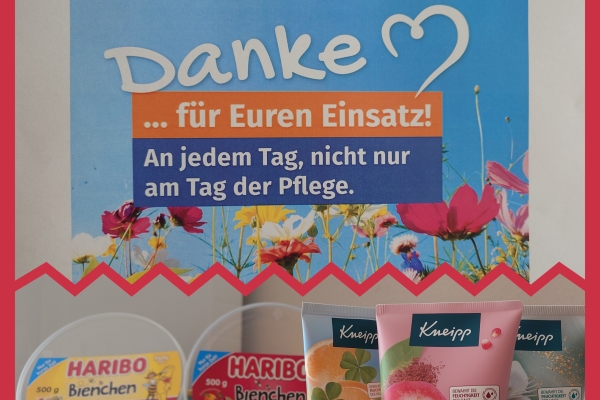 Das Bild zeigt ein Poster zum Tag der Pflege mit Geschenken darunter