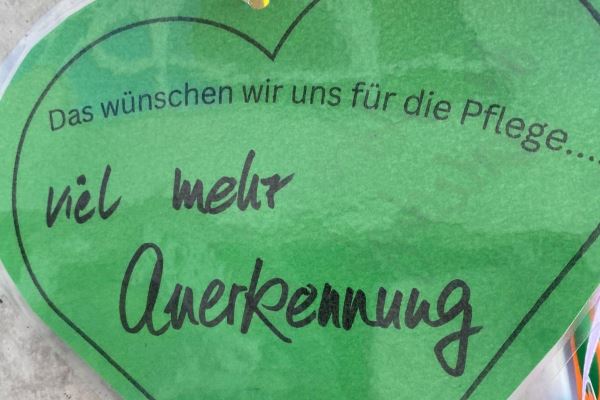 Das Bild zeigt ein ausgeschnittenes Herz mit einer Danksagung