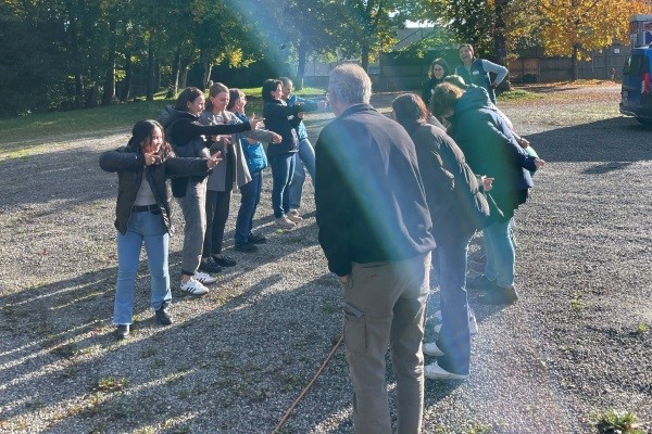 Das Bild zeigt Mitarbeitende im Freien bei einer Übung