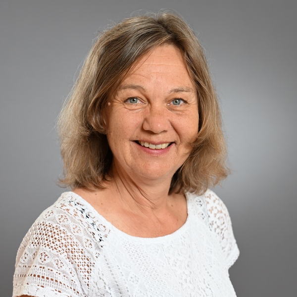 Das Bild zeigt ein Porträt von Silke Arnold