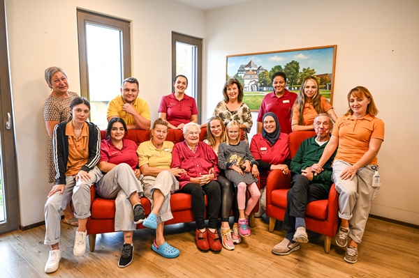 Das Bild zeigt die Mitarbeitenden im OJK
