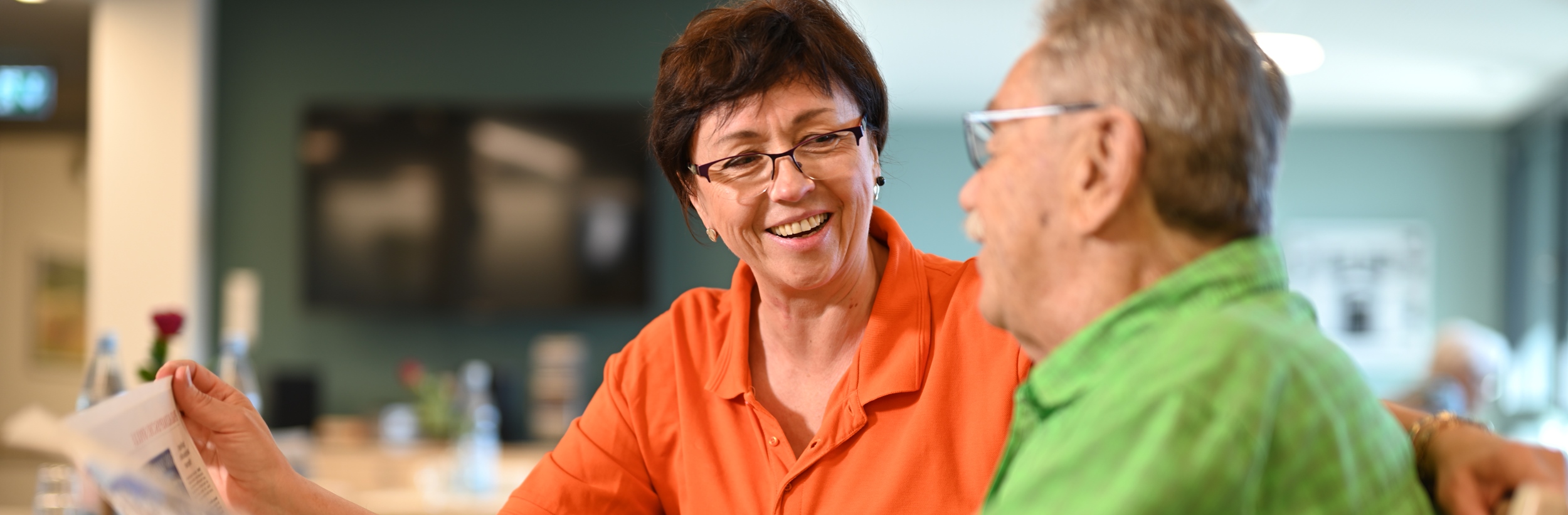 Das Bild zeig zwei Personen an einem Tisch