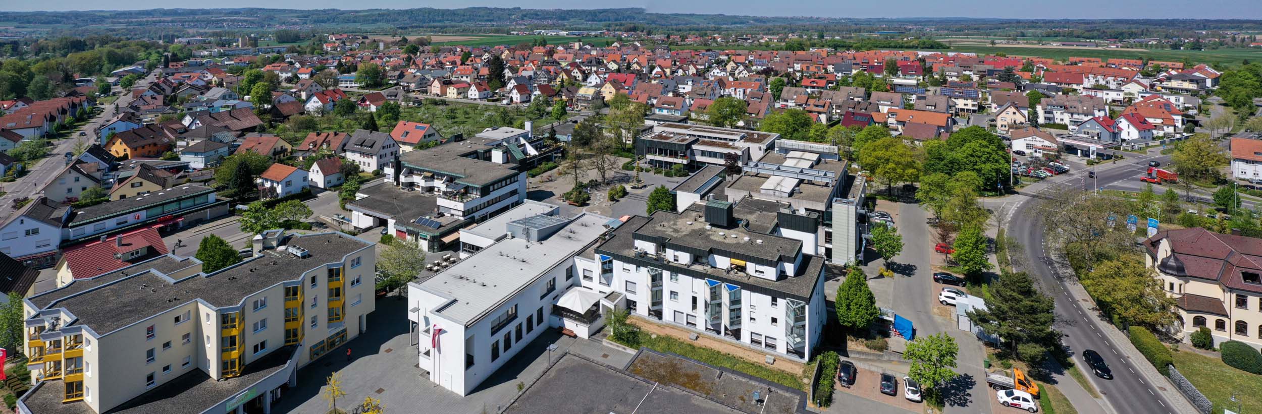 Das Bild zeigt eine Drohnenbild des Hauses der Pflege St. Barbara