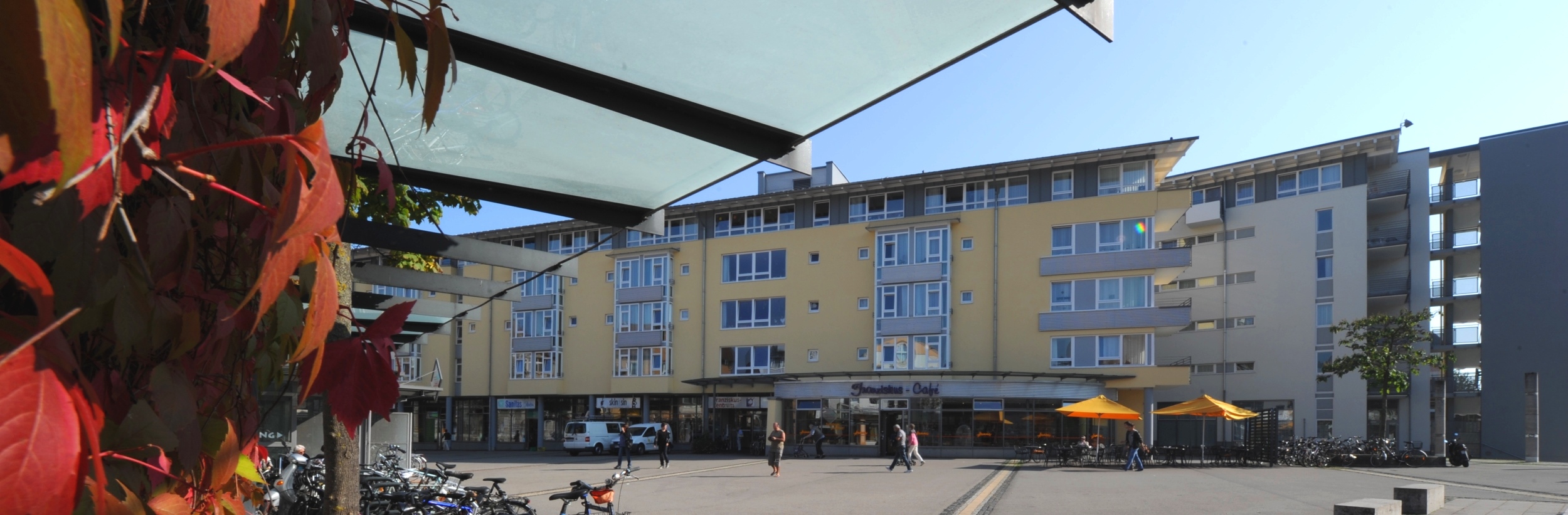 Das Bild zeigt den Franziskusplatz mit Franziskuszentrum