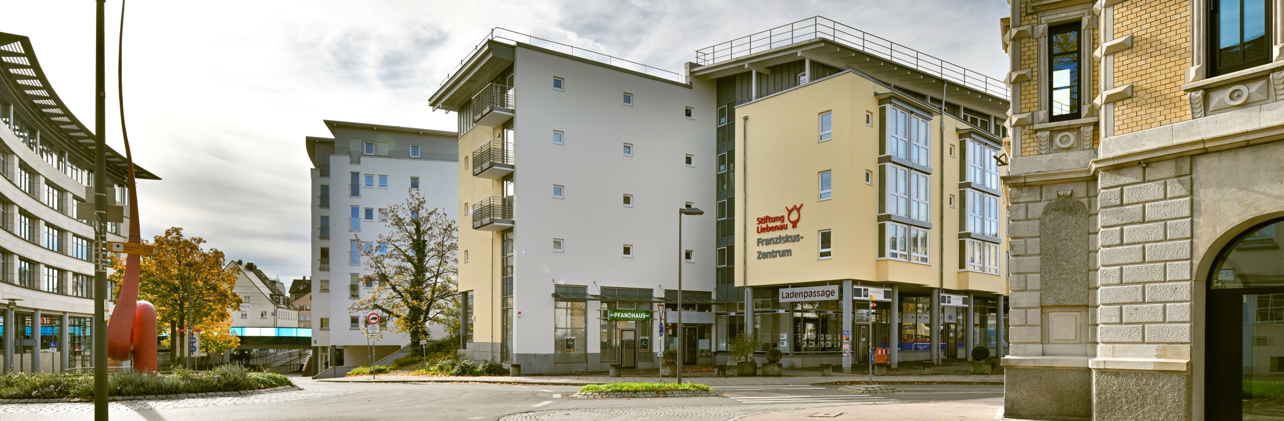 Das Bild zeigt eine Außenaufnahme des Hauses