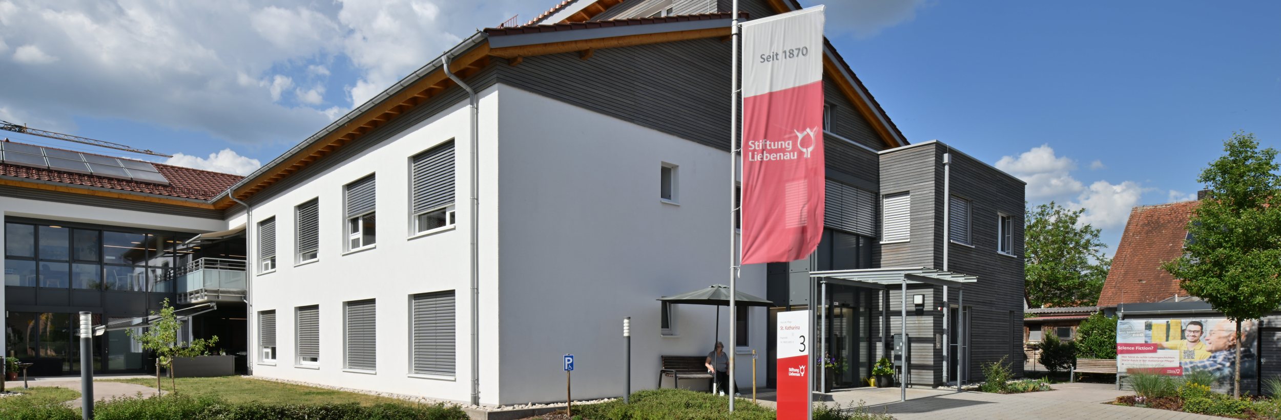 Das Bild zeigt eine Außenaufnahme des Hauses der Pflege St. Katharina