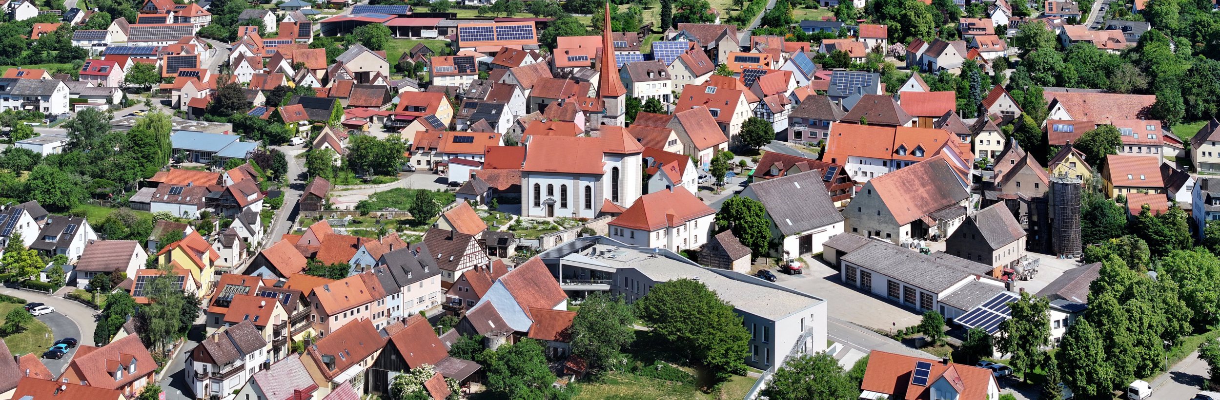 Das Bild zeigt eine Drohnenaufnahme von Flachslanden