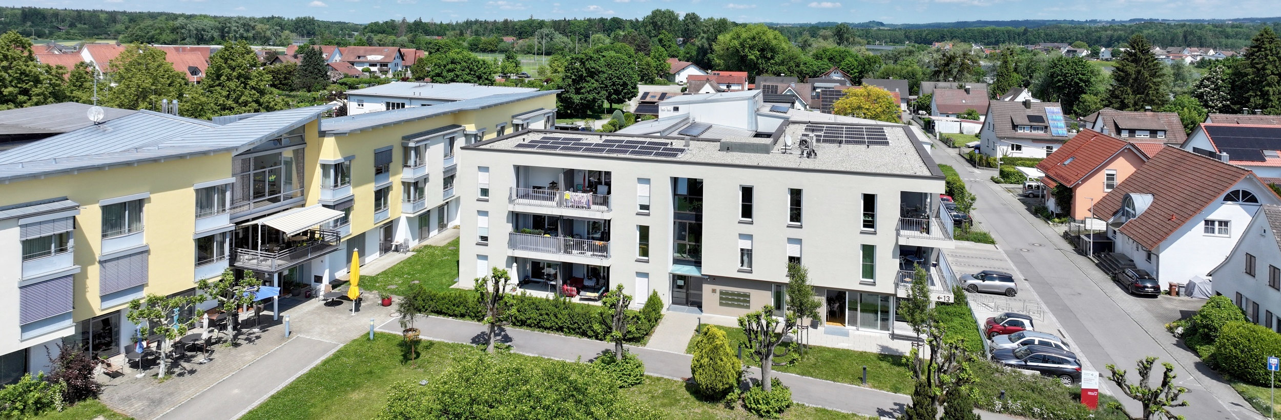 Das Bild zeigt eine Drohnenansicht des Service-Wohnens Meckenbeuren