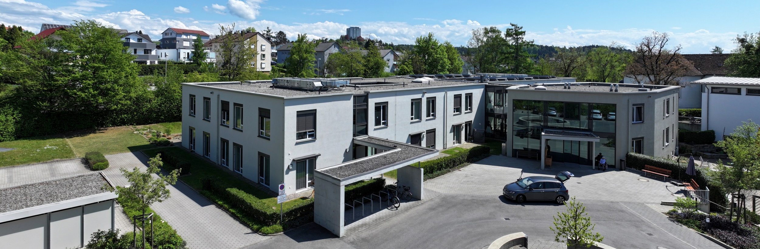 Das Bild zeigt eine Gesamtaufnahme des Hauses Service-Wohnen Tettnang