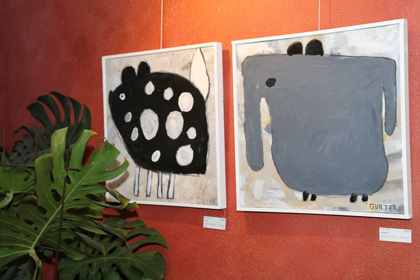Grauer Elefant und schwarze Maus: Die Ausstellung „Farbe bekennen“ der Kreativwerkstatt Rosenharz der Stiftung Liebenau wird derzeit im Kulturzentrum Weingarten der Öffentlichkeit vorgestellt. 